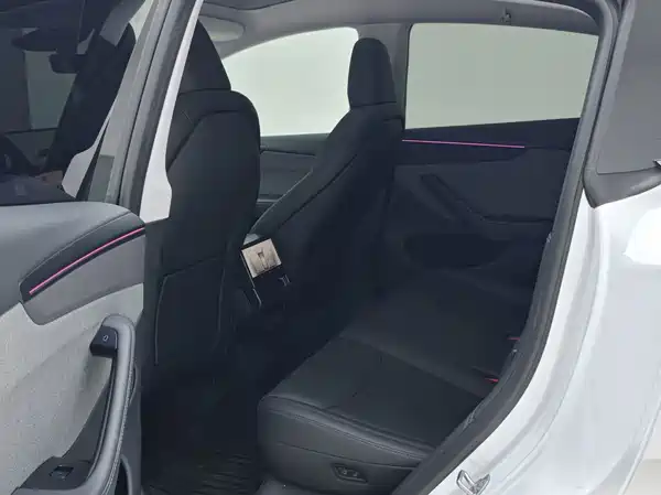 Tesla Model Y 2025