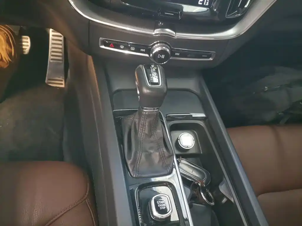 Volvo XC60 2018 — фото 14