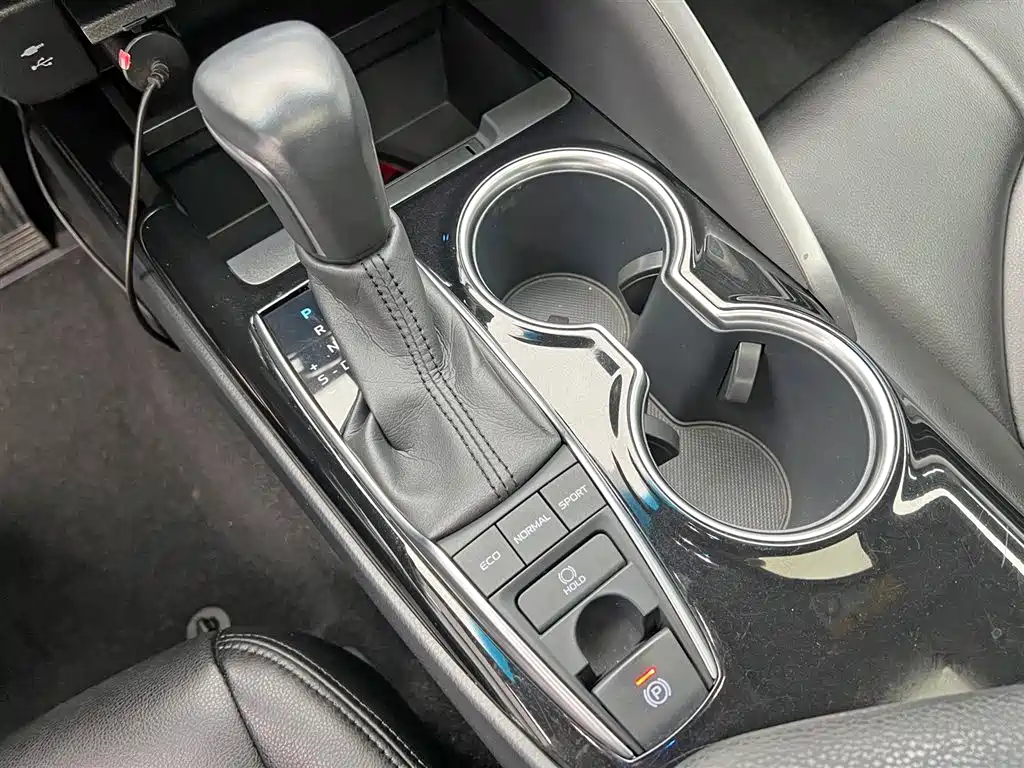 Toyota Camry 2018 — фото 12