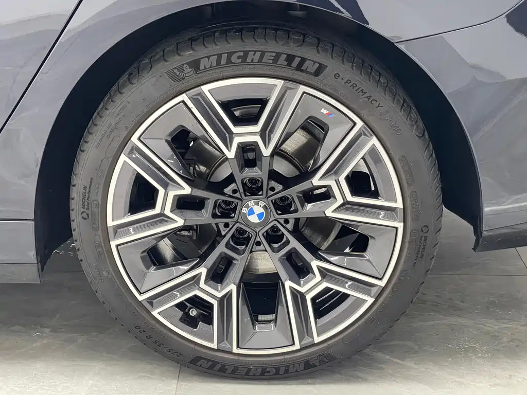 BMW 5 Series 2025 — фото 19