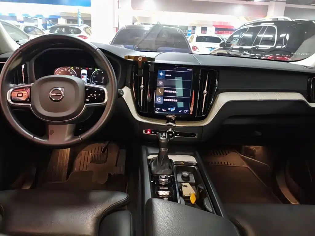 Volvo XC60 2019 — фото 10