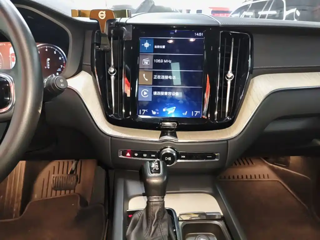Volvo XC60 2019 — фото 13