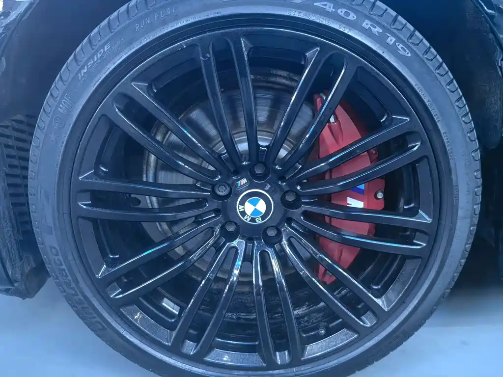 BMW 5 Series 2018 — фото 16