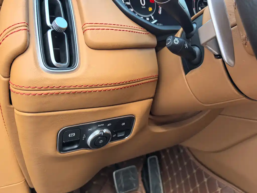Aston Martin DBX 2021 — фото 25