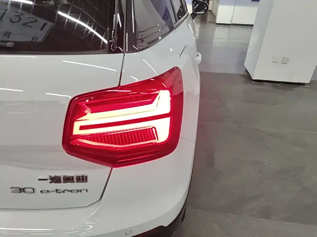 Audi Q2L E-Tron 2020 — фото 8