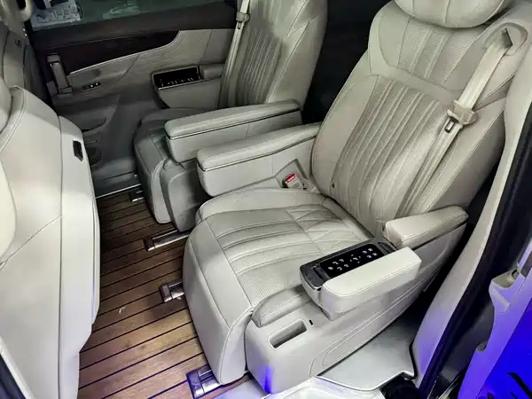 Roewe iMAX8 2023