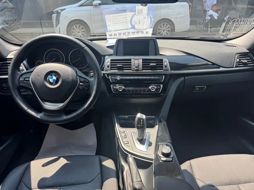BMW 3 Series 2017 — фото 11