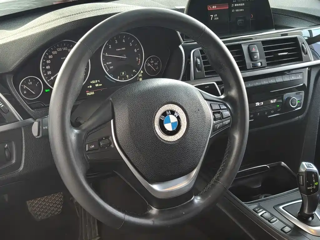 BMW 3 Series 2018 — фото 8