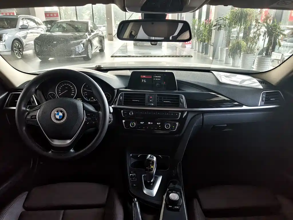 BMW 3 Series 2018 — фото 10
