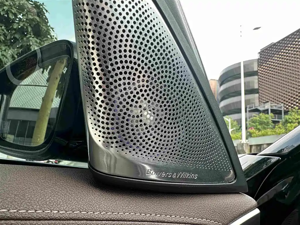 BMW 5 Series 2019 — фото 19
