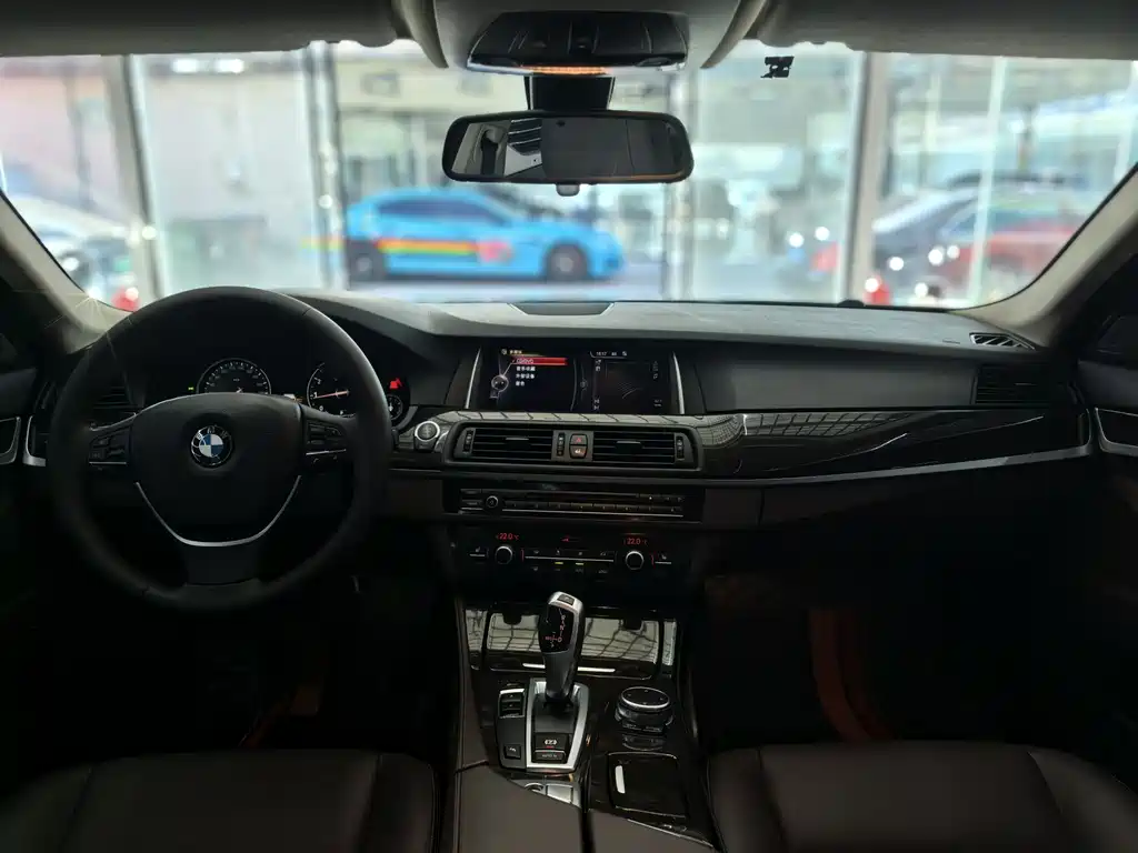 BMW 5 Series 2017 — фото 21