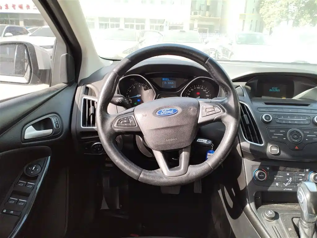 Ford Focus 2015 — фото 11