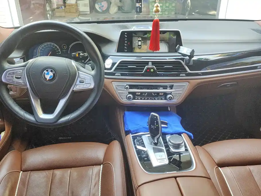 BMW 7 Series 2017 — фото 12