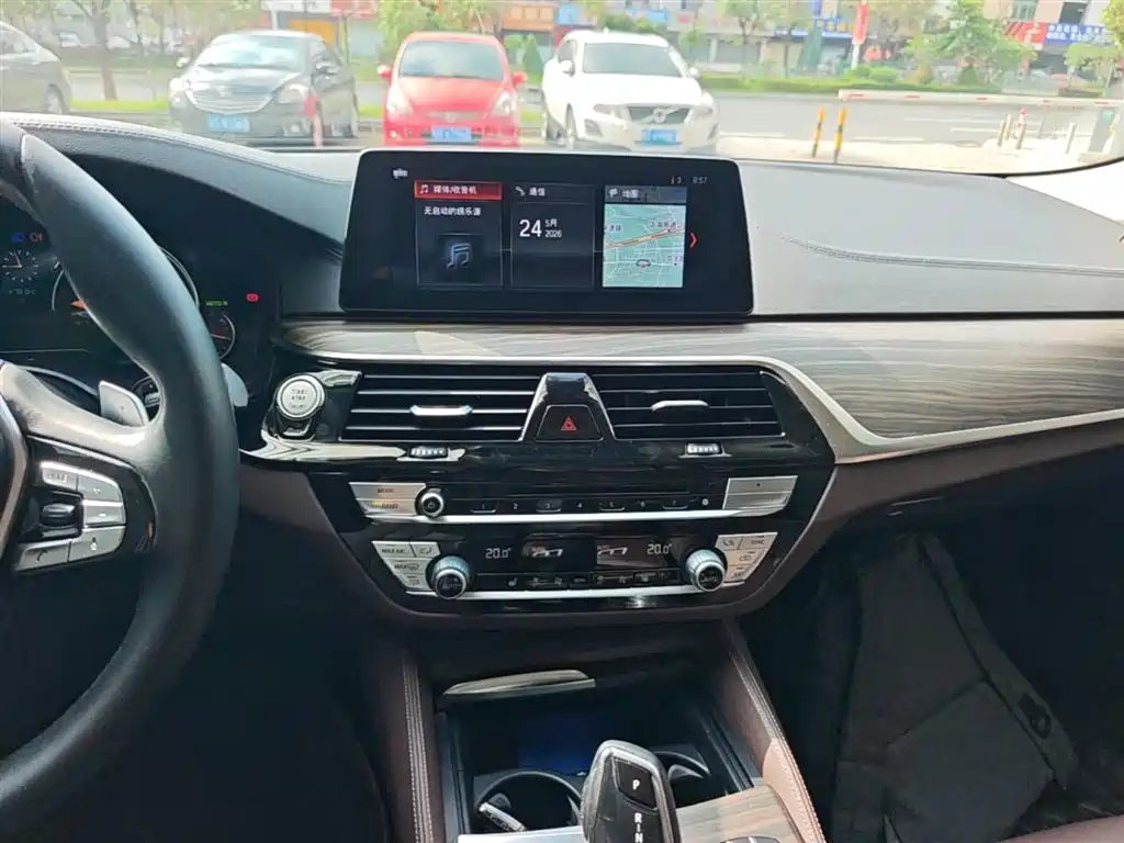 BMW 5 Series 2018 — фото 13