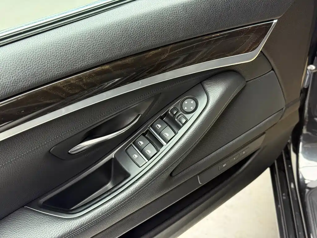 BMW 5 Series 2015 — фото 18