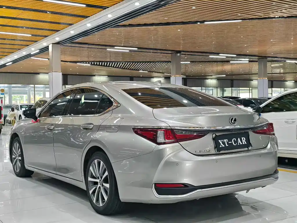 Lexus ES 2020 — фото 6