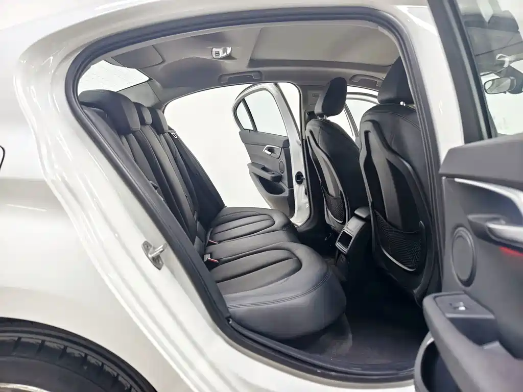 BMW 1 Series 2019 — фото 16