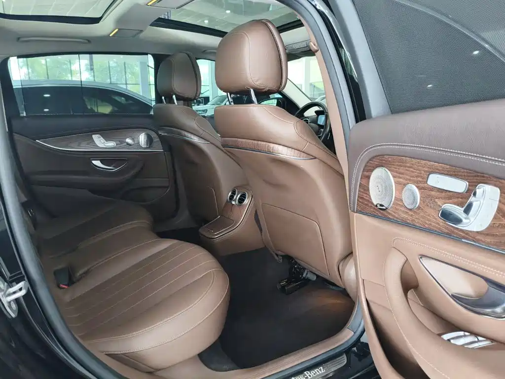Mercedes-Benz E-Class 2023 — фото 16