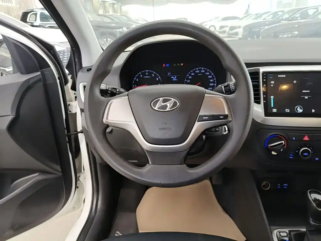 Hyundai Verna 2018 — фото 11