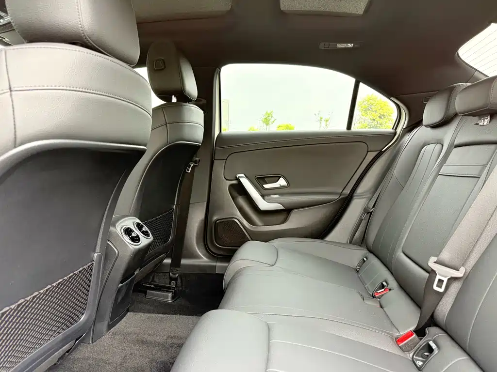 Mercedes-Benz A-Class 2024 — фото 11
