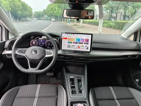 Volkswagen Golf 2025