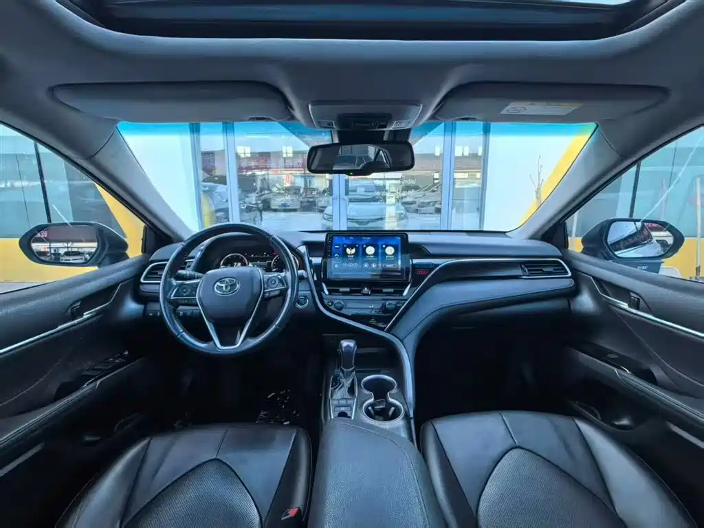 Toyota Camry 2023 — фото 12
