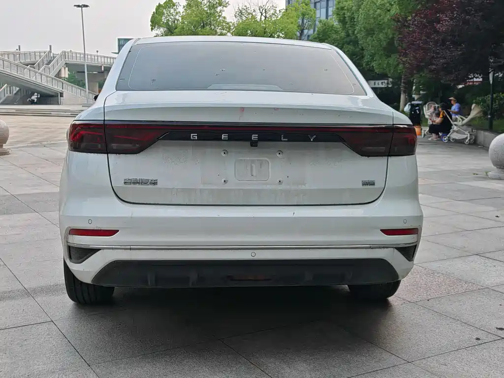 Geely Emgrand 2022