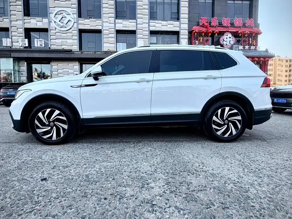 Volkswagen Tiguan L 2022 — фото 8