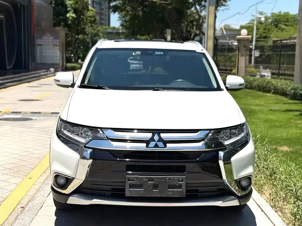 Mitsubishi Outlander 2017 — фото 2