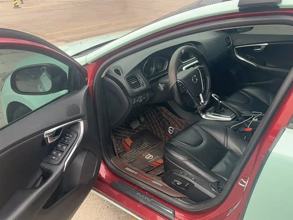 Volvo V40 2018 — фото 12