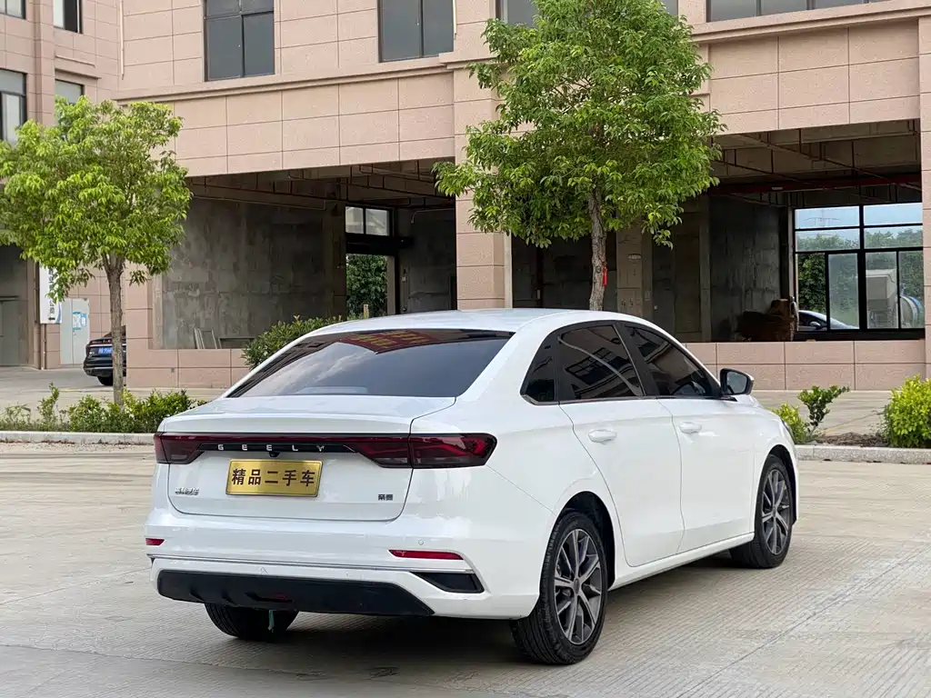 Geely Emgrand 2022