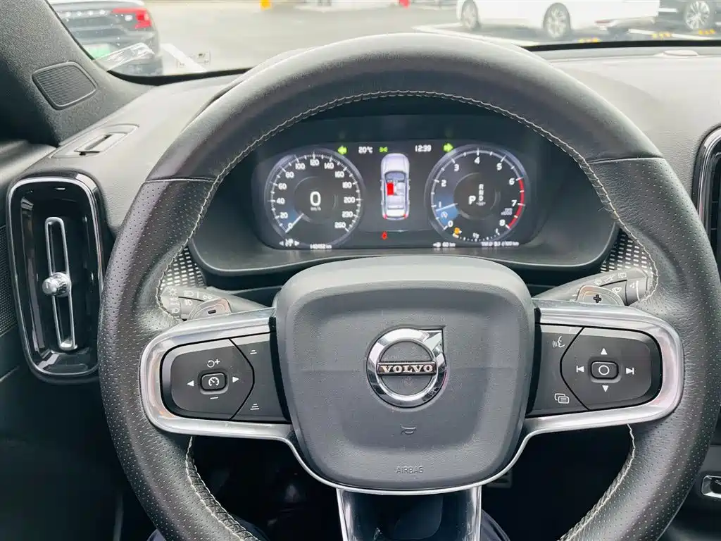 Volvo XC40 2019 — фото 16