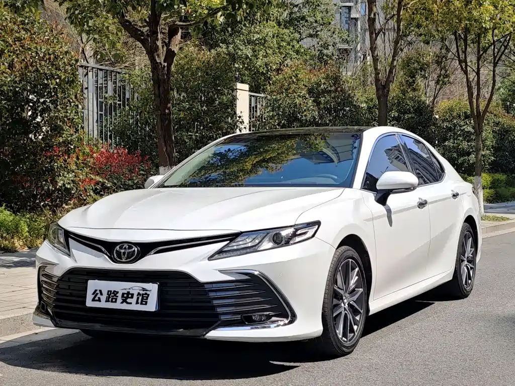 Toyota Camry 2022 — фото 1