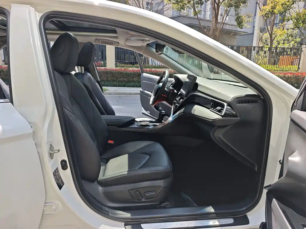 Toyota Camry 2022 — фото 19