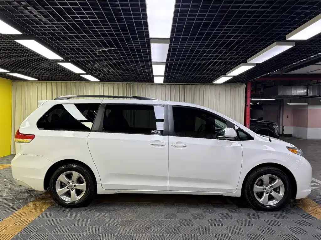 Toyota Sienna 2016 — фото 7