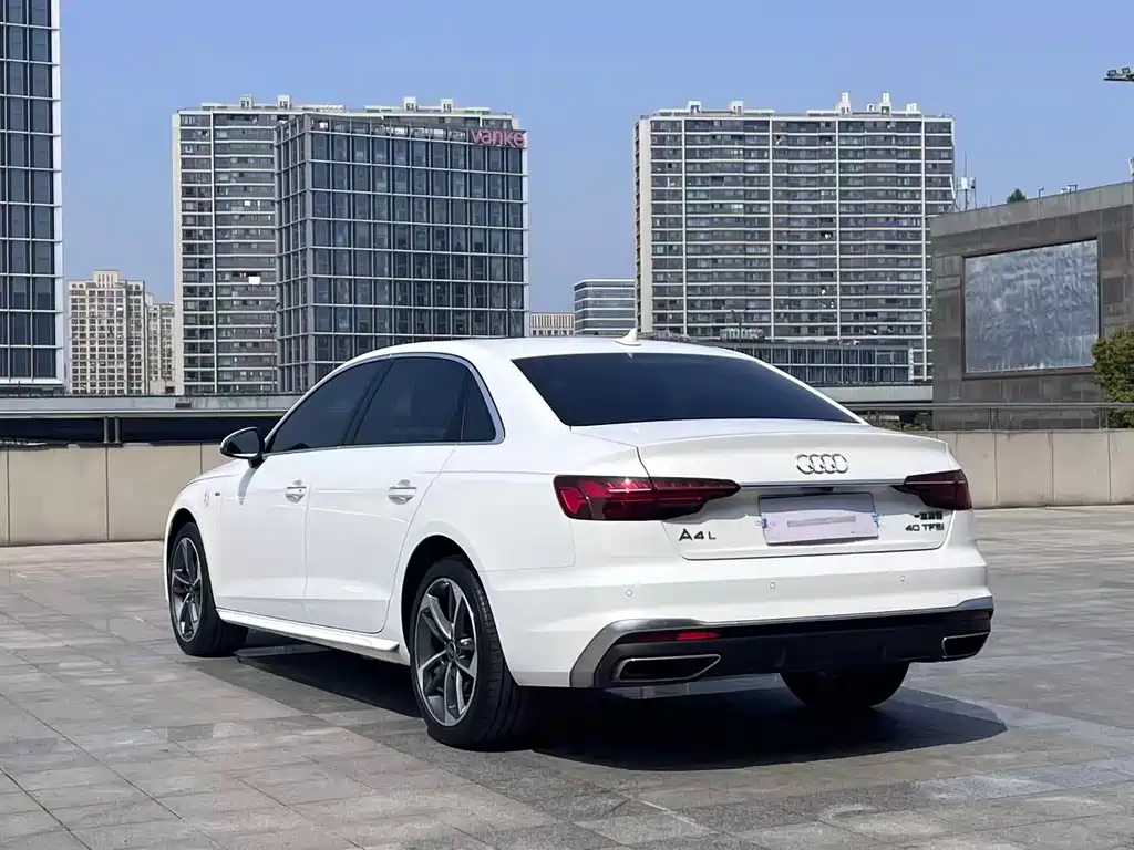 Audi A4L 2023 — фото 25