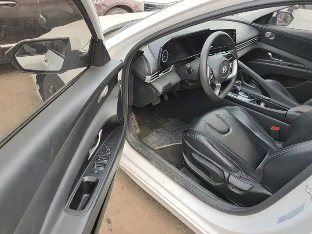 Hyundai Elantra 2023 — фото 12