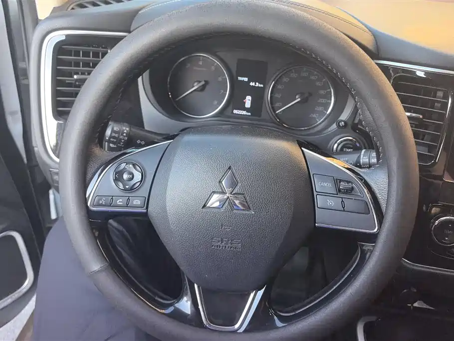 Mitsubishi Outlander 2020 — фото 15