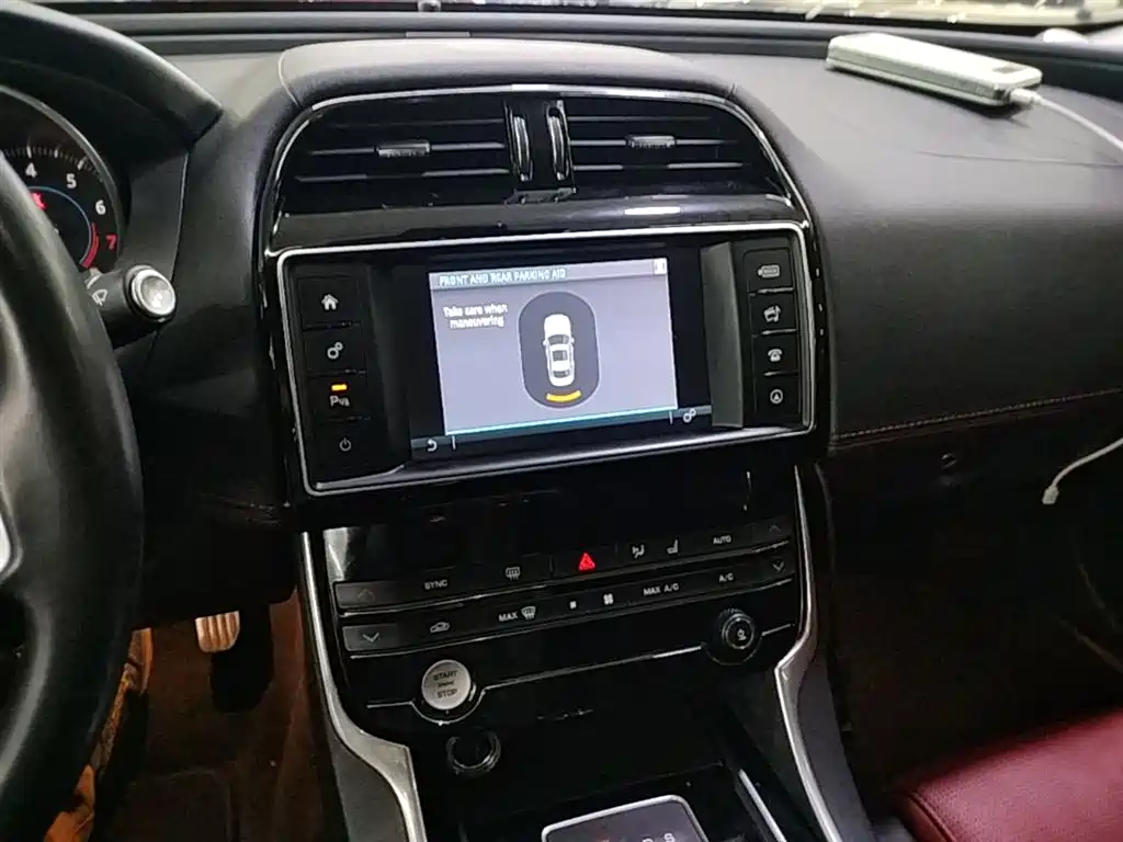 Jaguar XE 2017 — фото 13