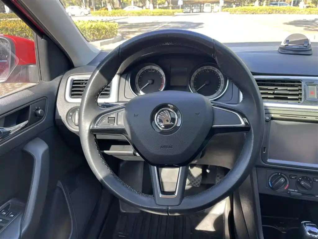 Skoda Rapid Spaceback 2020 — фото 11