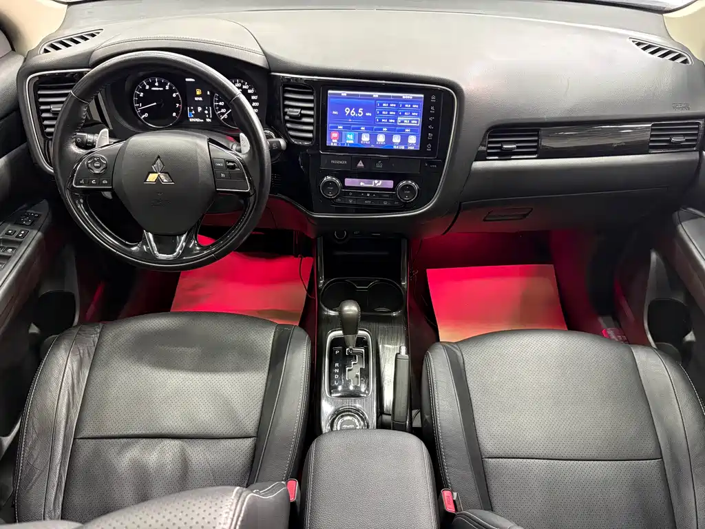 Mitsubishi Outlander 2017 — фото 13