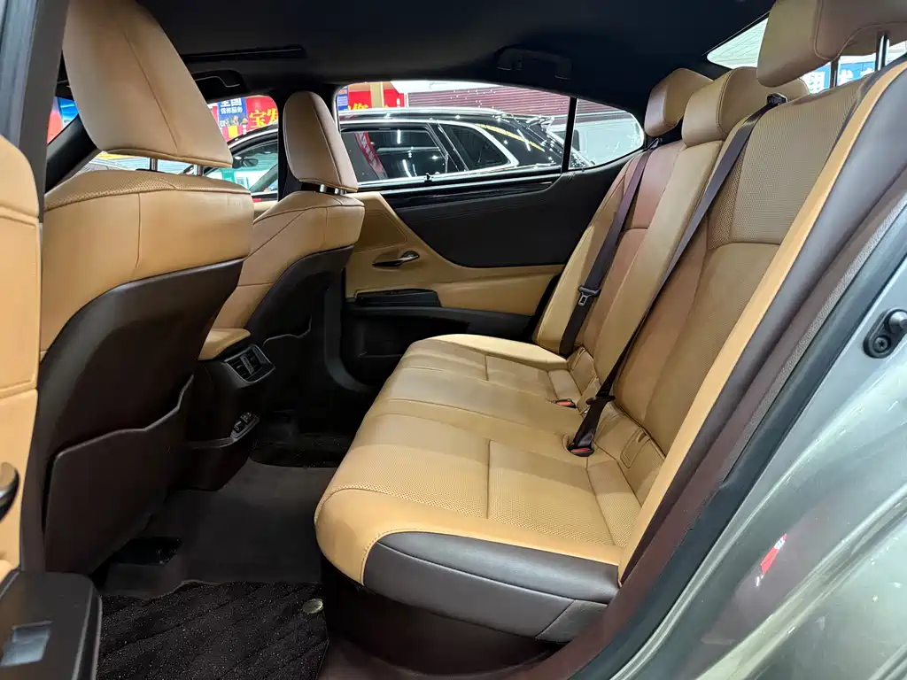 Lexus ES 2020 — фото 17