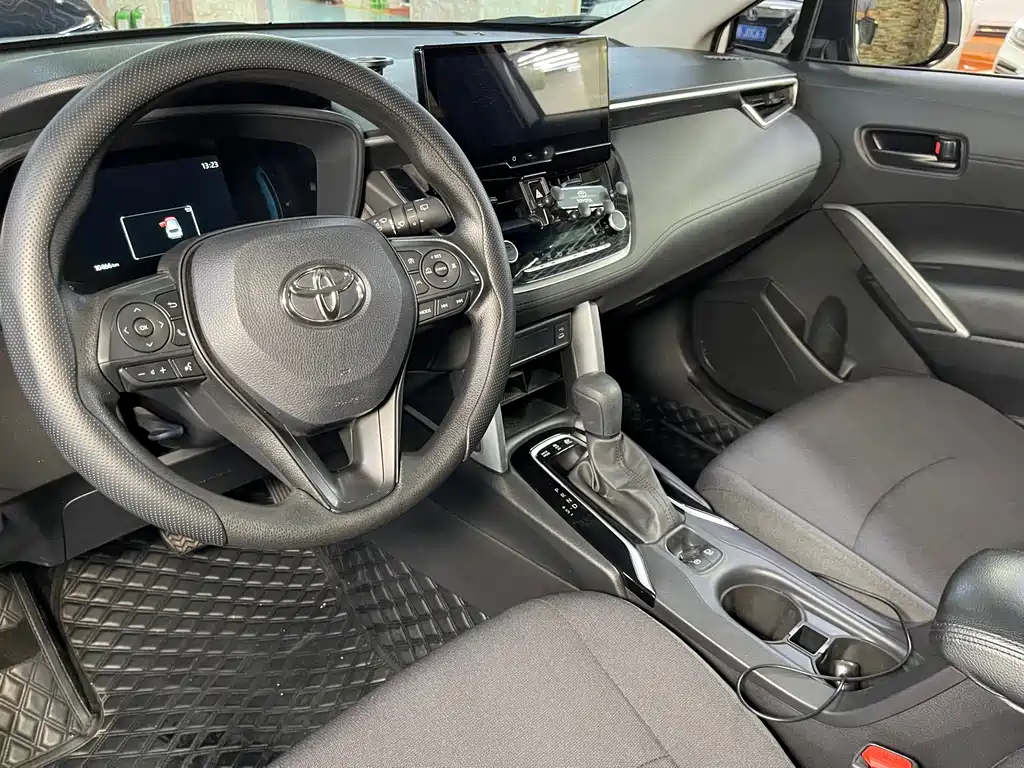 Toyota Corolla Cross 2023 — фото 13