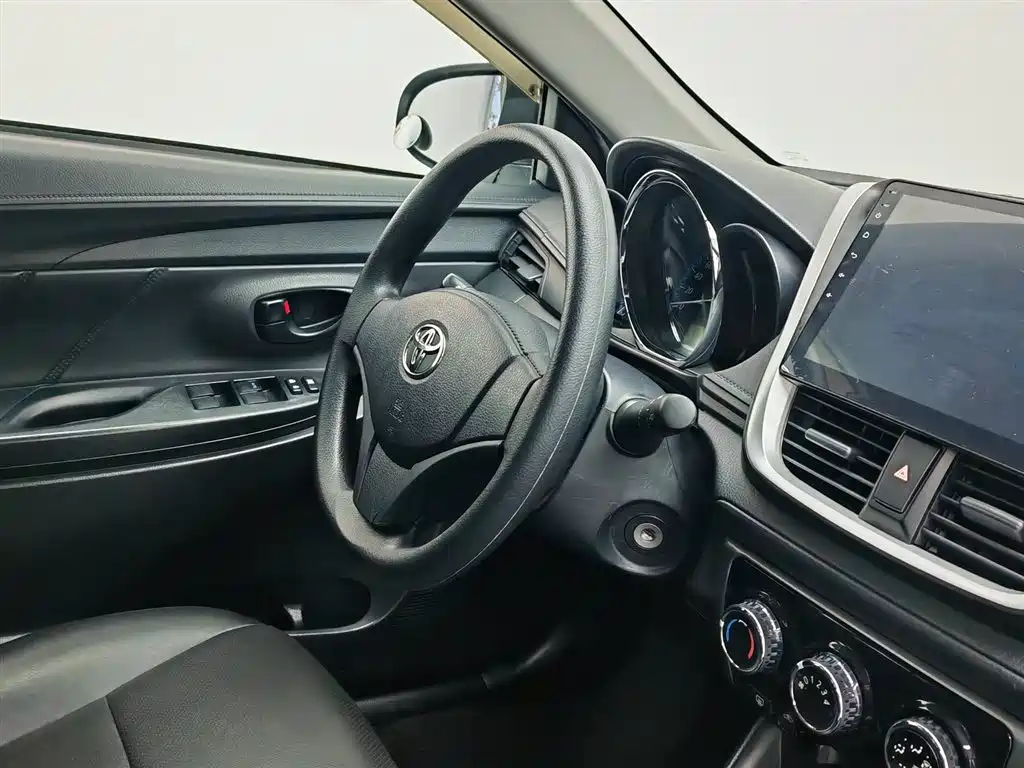 Toyota Yaris L 2018 — фото 22
