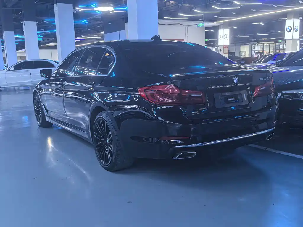 BMW 5 Series 2018 — фото 13