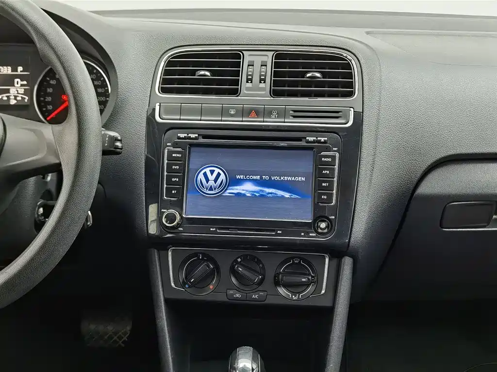 Volkswagen Polo 2015 — фото 12