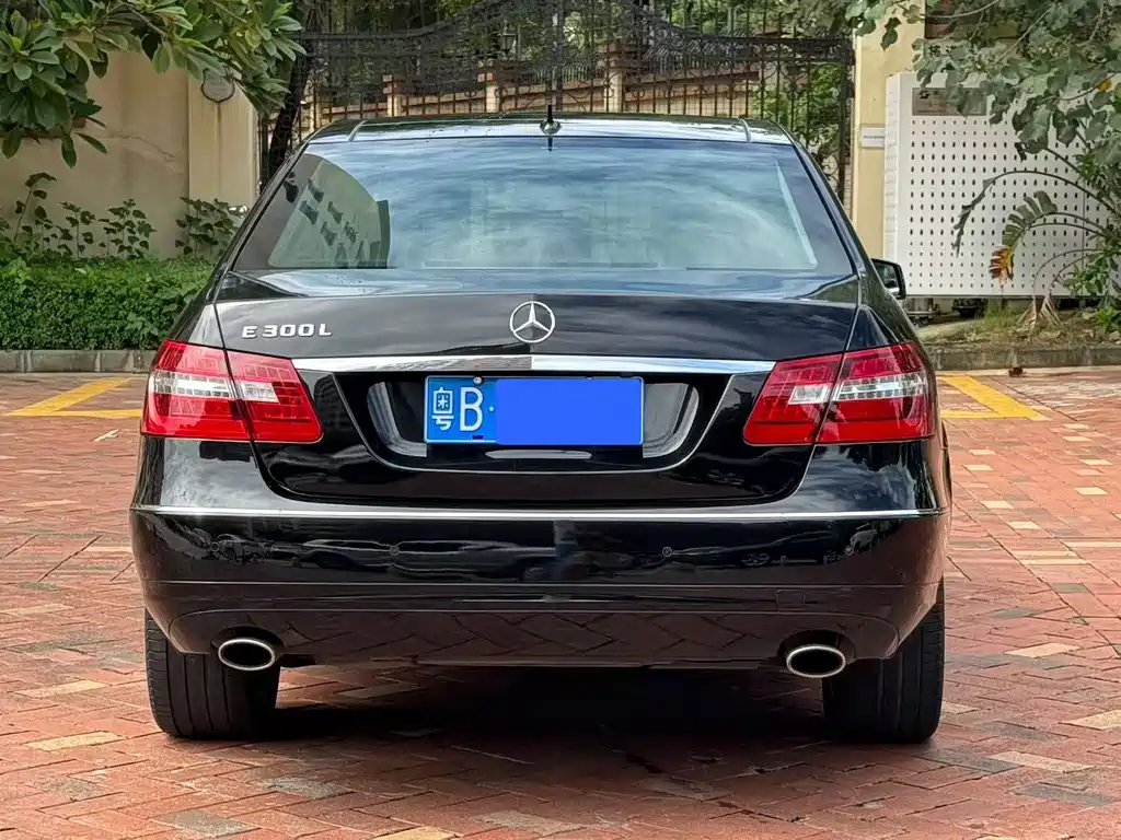 Mercedes-Benz E-Class 2011 — фото 10