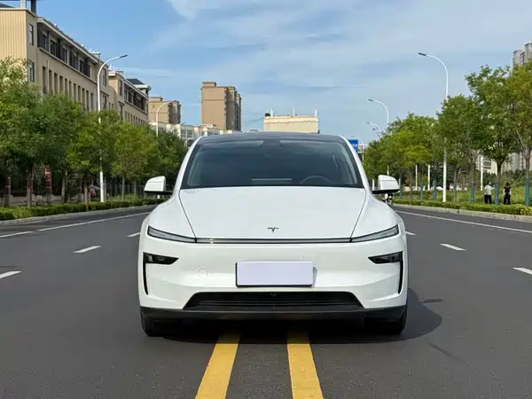 Tesla Model Y 2025