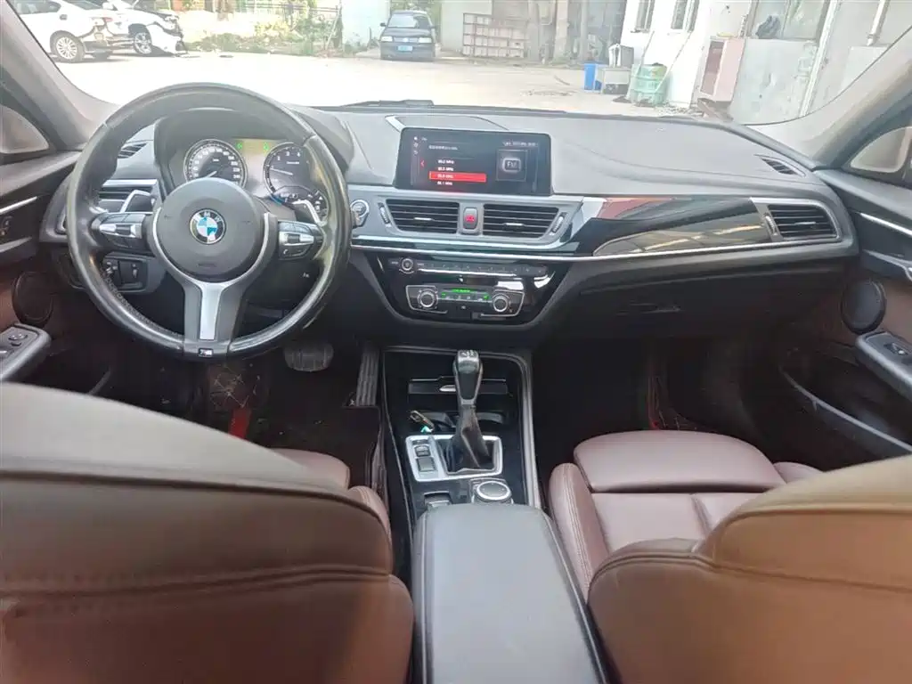 BMW 1 Series 2019 — фото 10
