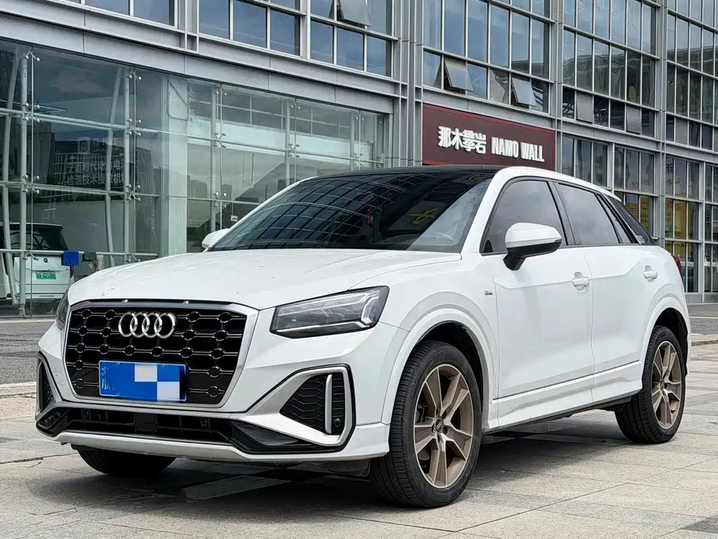 Audi Q2L 2022 — фото 1